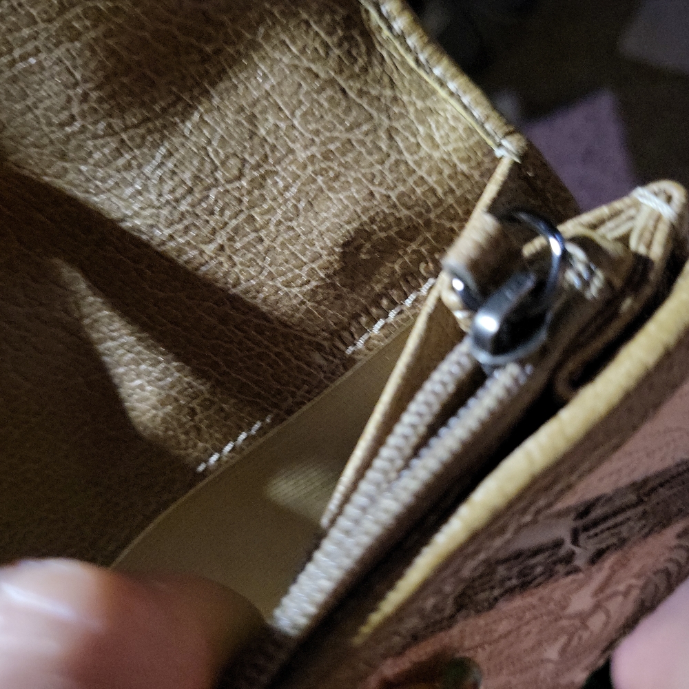 Very gently used and taking care of Burberry authentic wallet - Picture 6 of 7